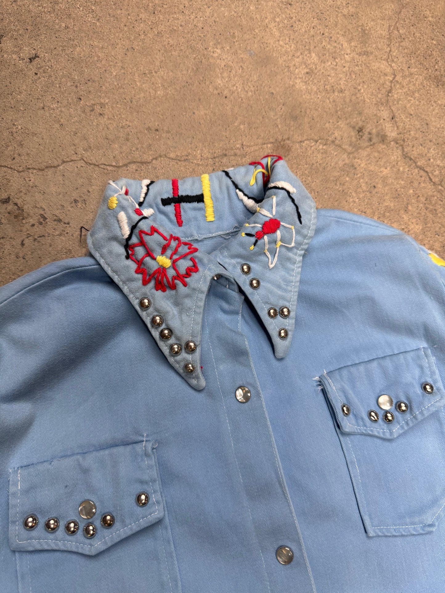 1950S - BEJEWELED & EMBROIDERED WESTERN PEARL SNAP SHIRT