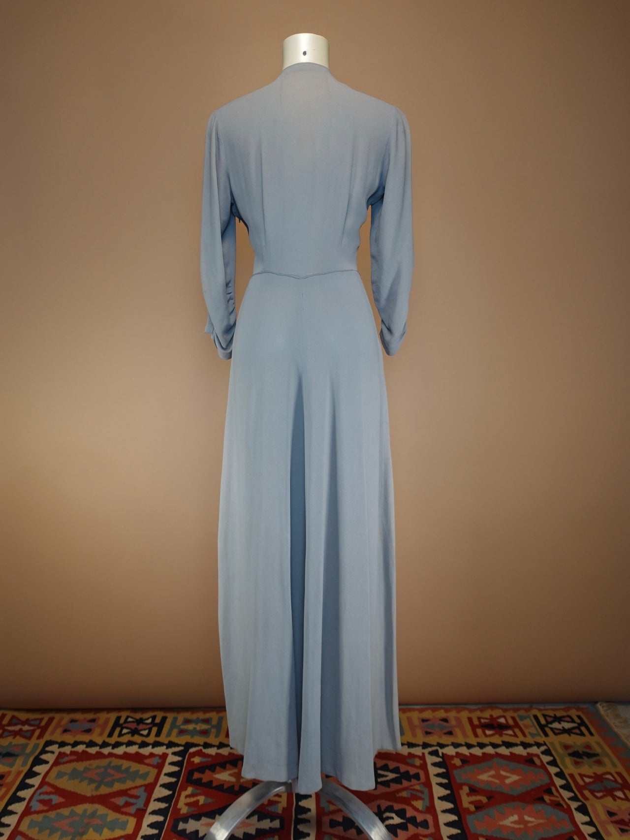 1930S/40S - BLUE/GREY CREPE CARNEGIE DRESS WITH EMBROIDERED SEQUENCE POCKETS