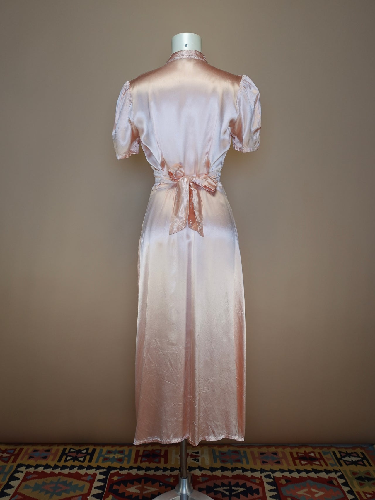 1940S - PEACH PINK SILK SATIN DRESSING GOWN