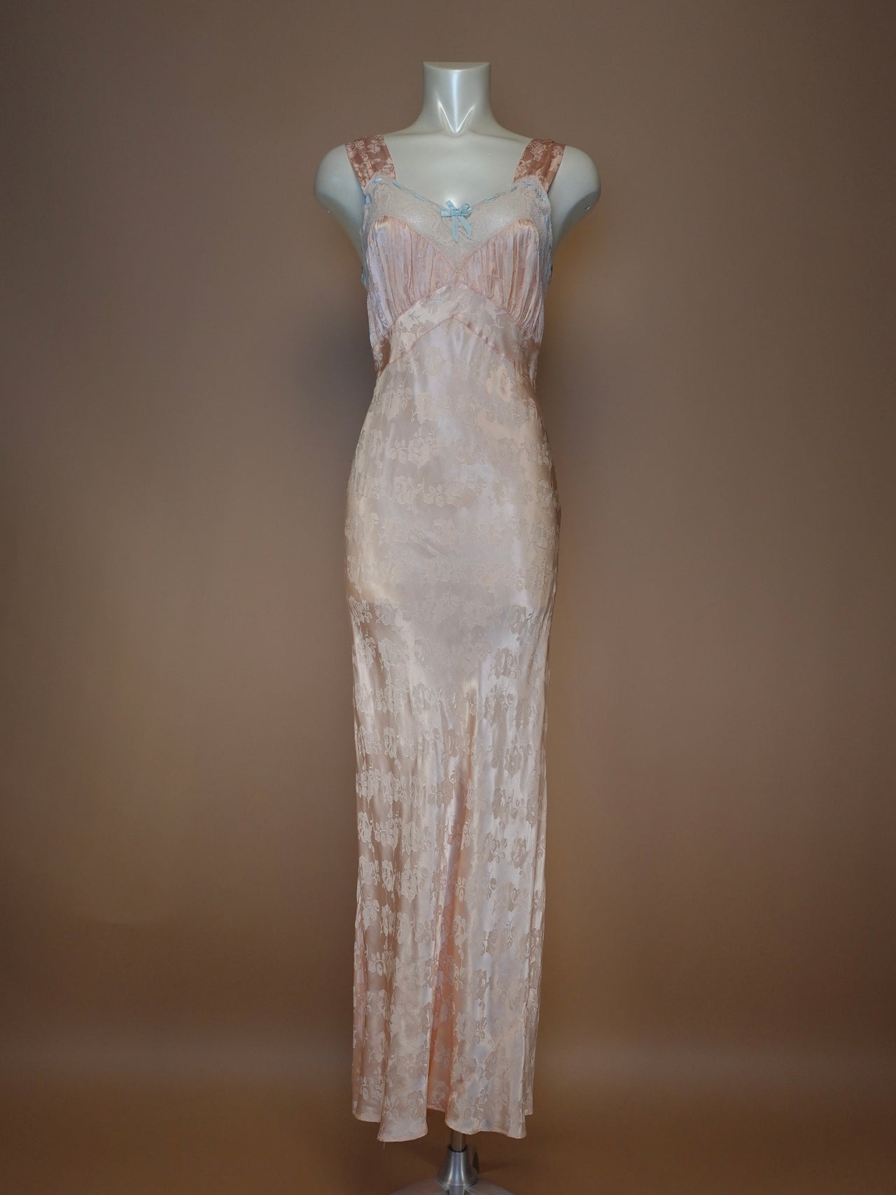 1940S - PINK SATIN SILK NIGHT GOWN WITH EMBOSSED ROSES PATTERN/LACE BUST DETAILING