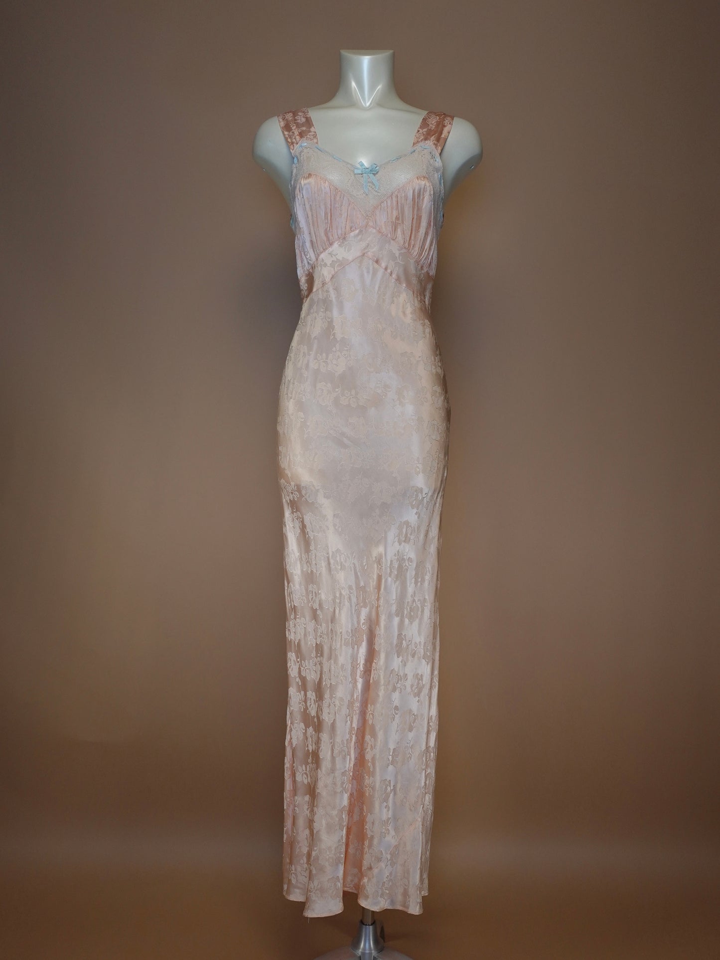 1940S - PINK SATIN SILK NIGHT GOWN WITH EMBOSSED ROSES PATTERN/LACE BUST DETAILING