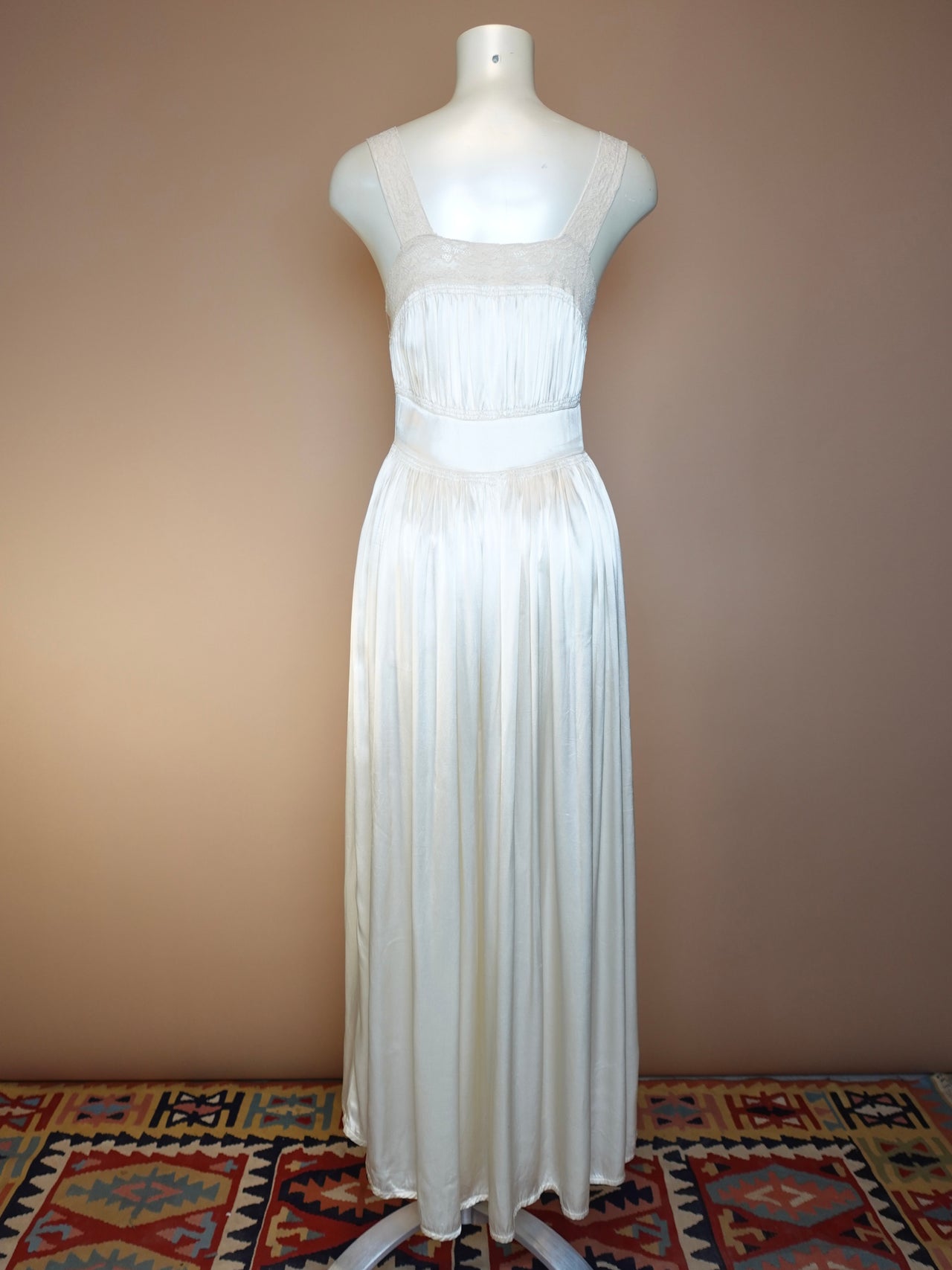 1950S - IVORY SATIN NIGHT GOWN