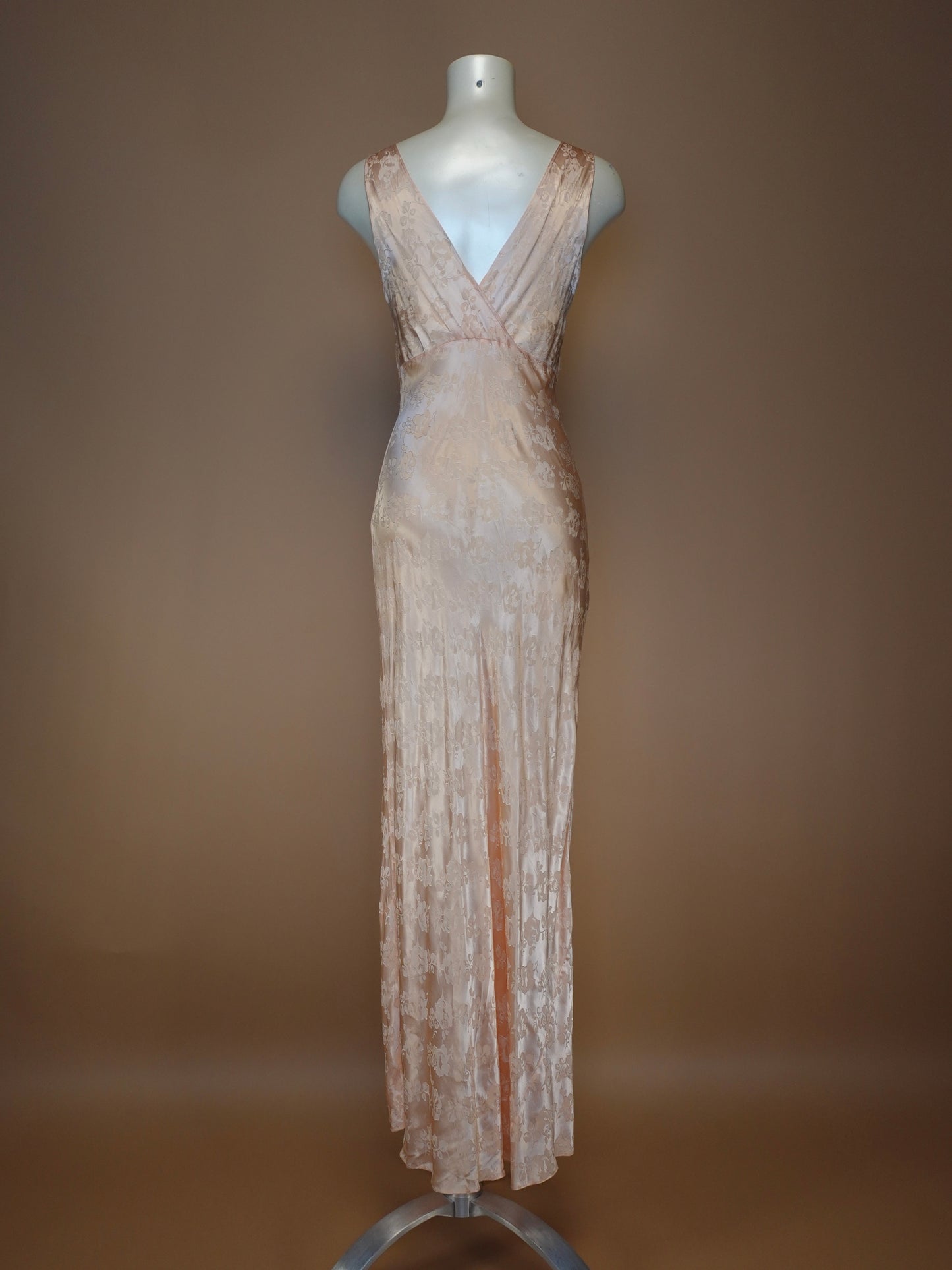 1940S - PINK SATIN SILK NIGHT GOWN WITH EMBOSSED ROSES PATTERN/LACE BUST DETAILING