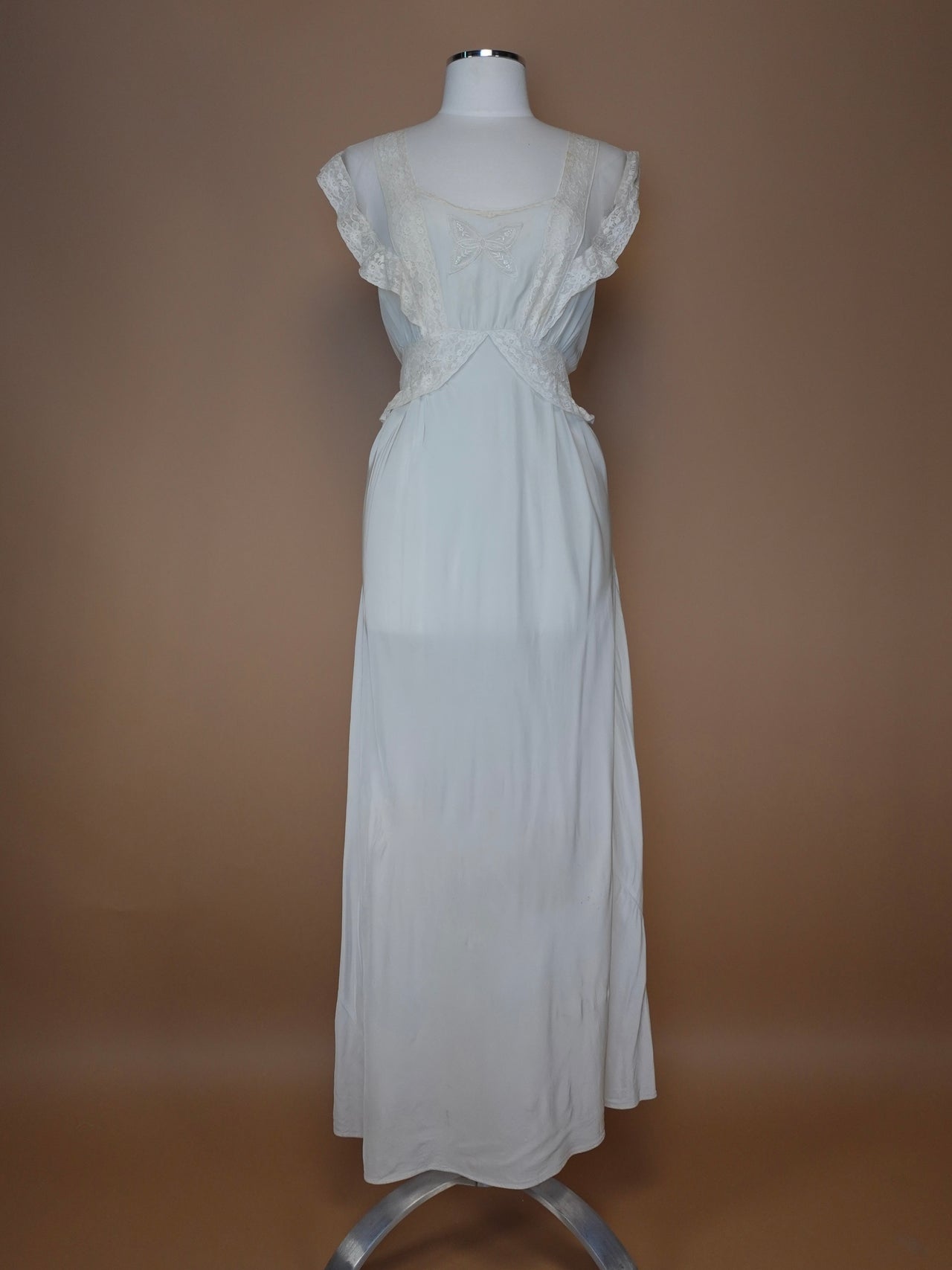 1930S - MINT SILK SATIN NIGHTGOWN WITH UNIQUE FINISHED SCALLOPED HEM