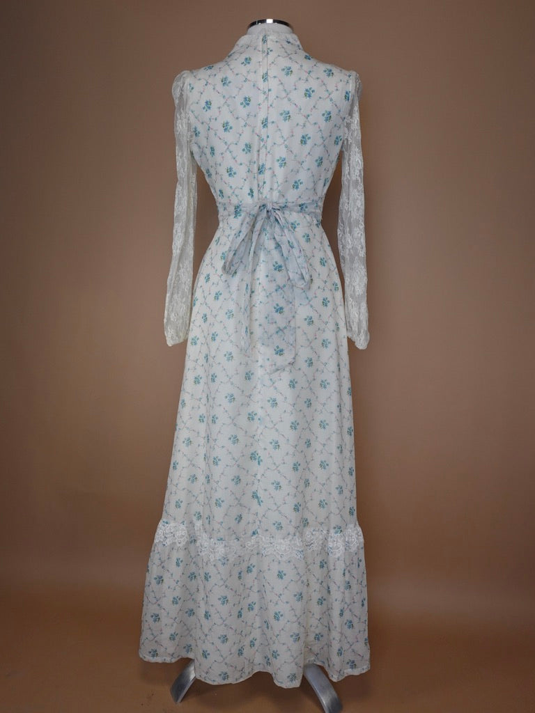 1960s - Gunne Sax Style Prairie Girl Dress Floral Pattern With Lace Detailing