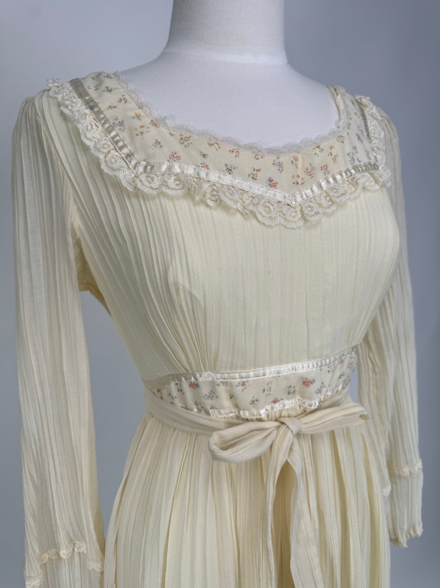 1970S - GUNNE SAX STYLE SHEER LACE DRESS