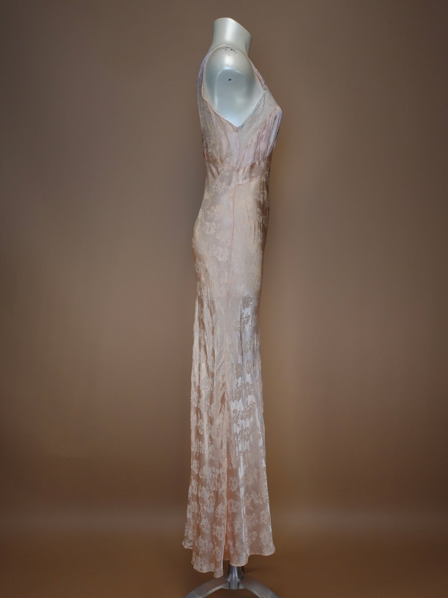 1940S - PINK SATIN SILK NIGHT GOWN WITH EMBOSSED ROSES PATTERN/LACE BUST DETAILING