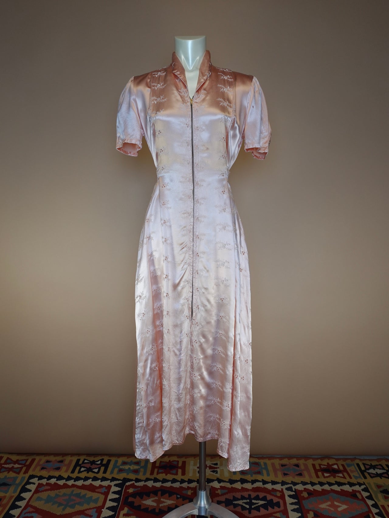 1940S - PEACH PINK SILK SATIN DRESSING GOWN