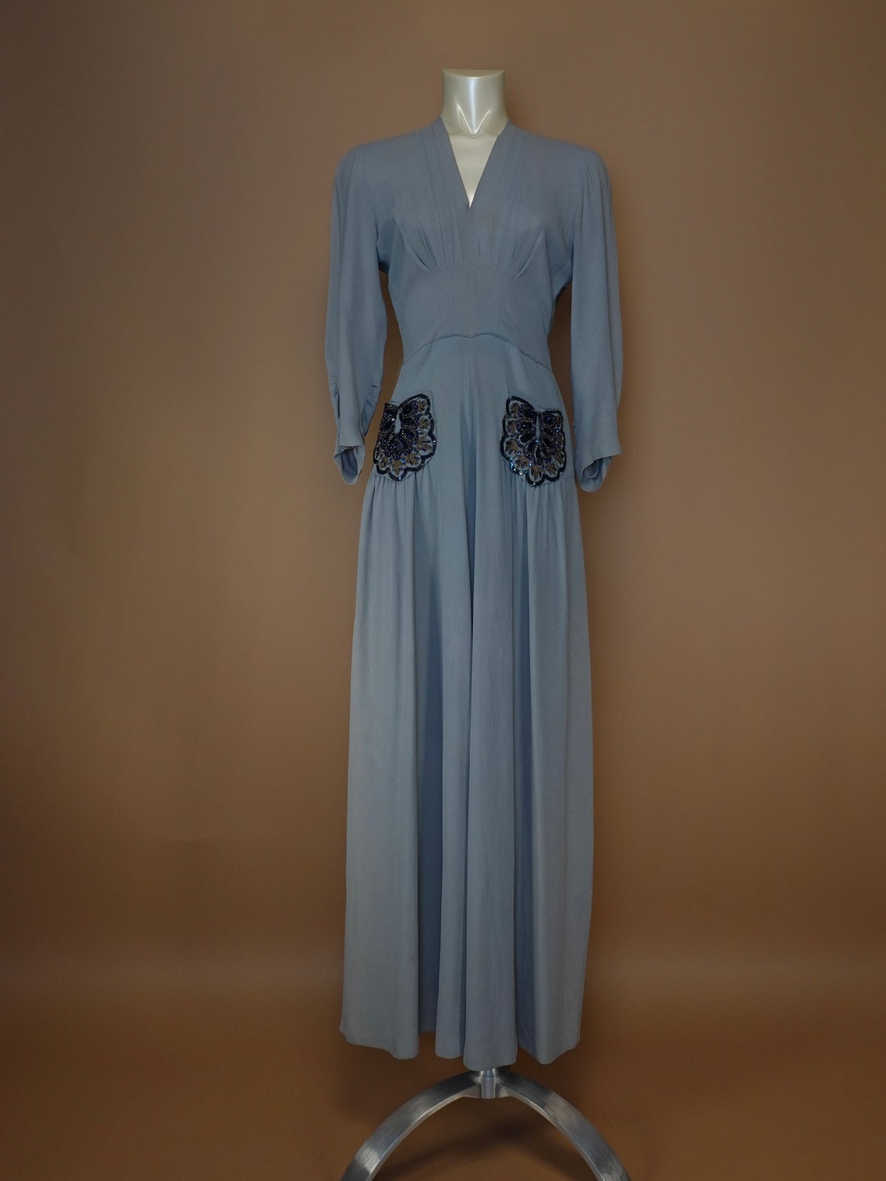 1930S/40S - BLUE/GREY CREPE CARNEGIE DRESS WITH EMBROIDERED SEQUENCE POCKETS