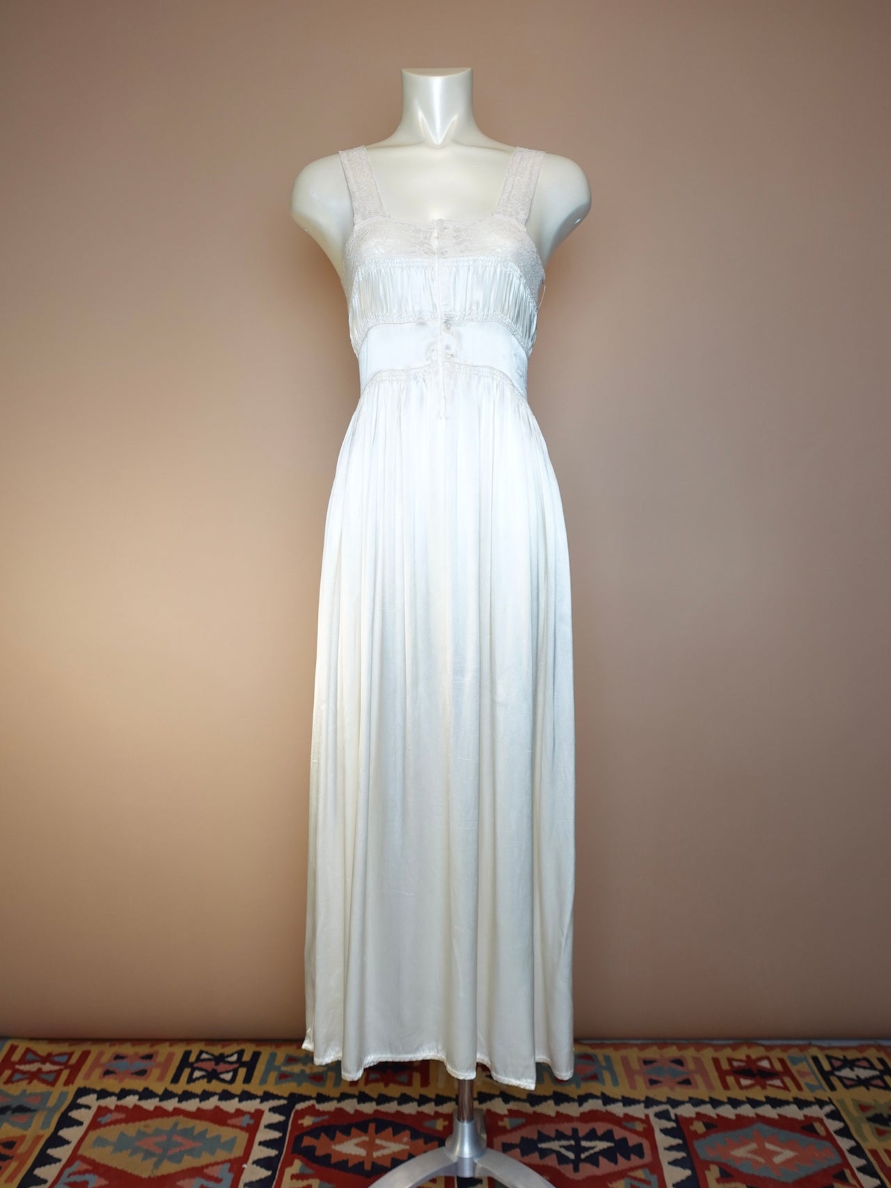 1950S - IVORY SATIN NIGHT GOWN