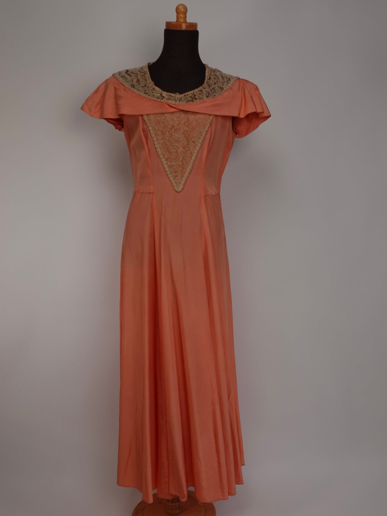 Vintage 1930s/40s - Pink/apricot Silk/satin Nightgown