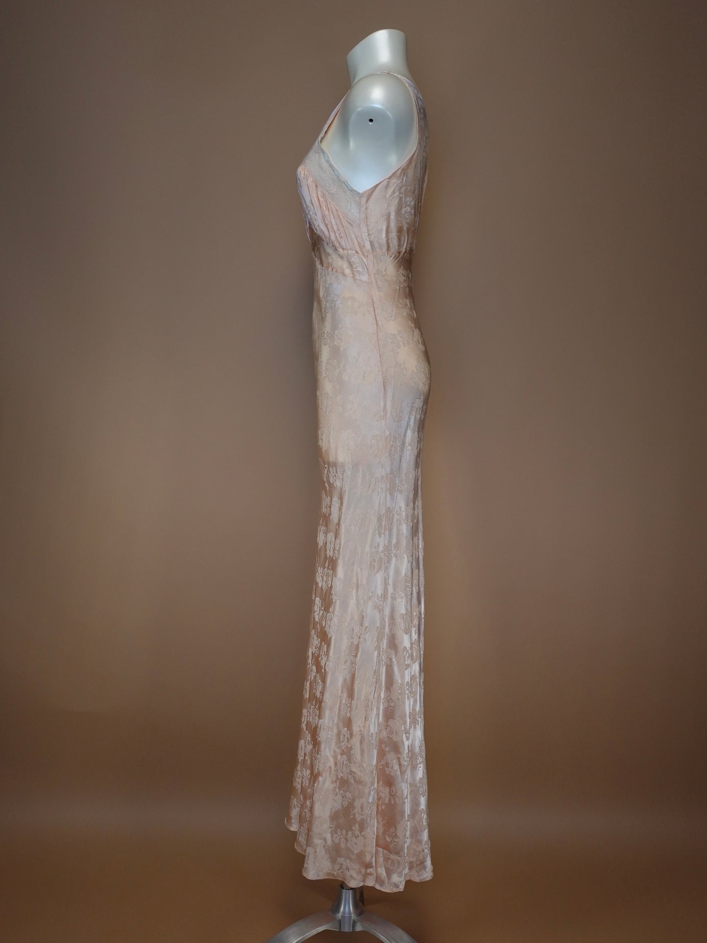 1940S - PINK SATIN SILK NIGHT GOWN WITH EMBOSSED ROSES PATTERN/LACE BUST DETAILING