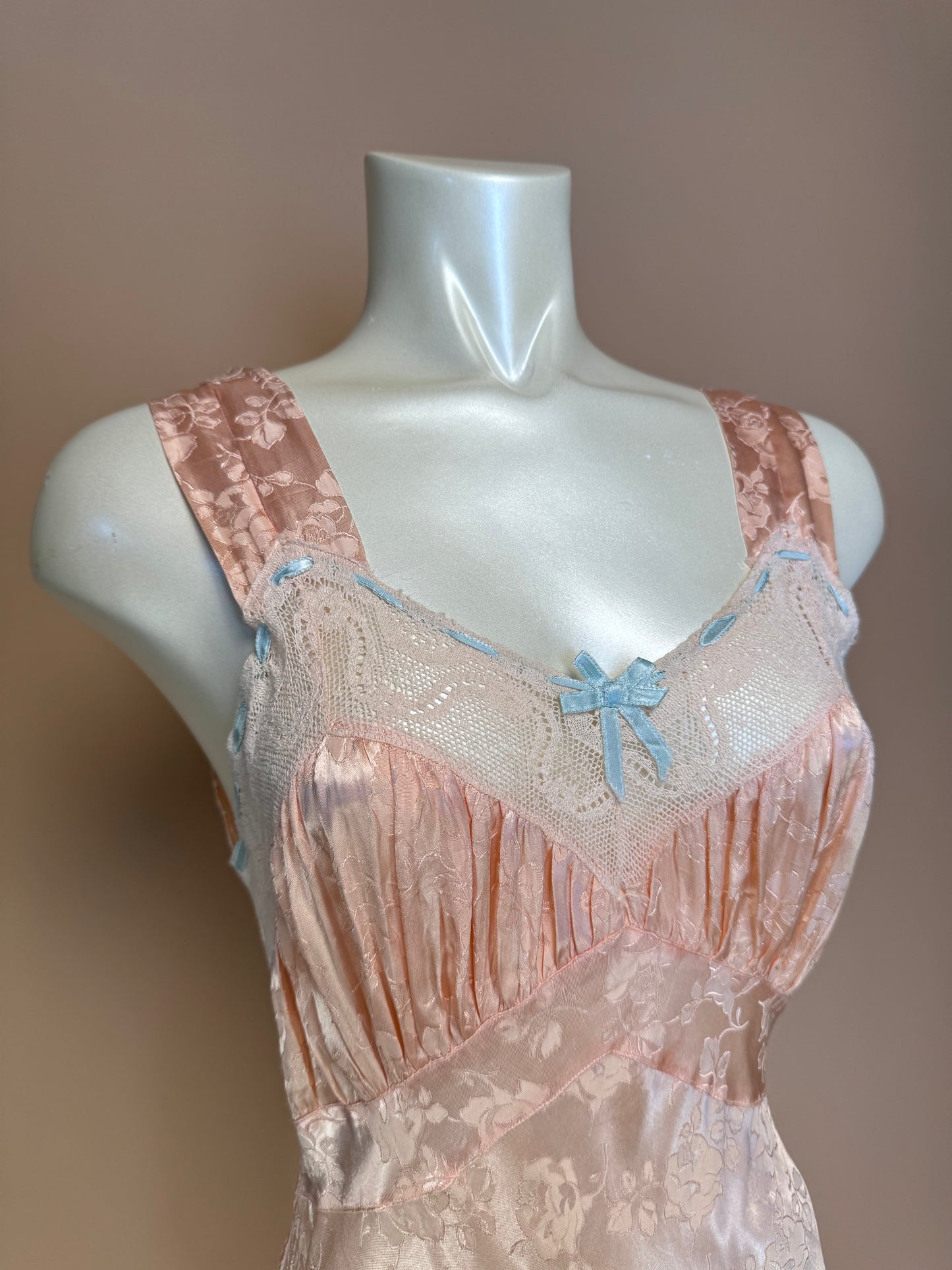 1940S - PINK SATIN SILK NIGHT GOWN WITH EMBOSSED ROSES PATTERN/LACE BUST DETAILING