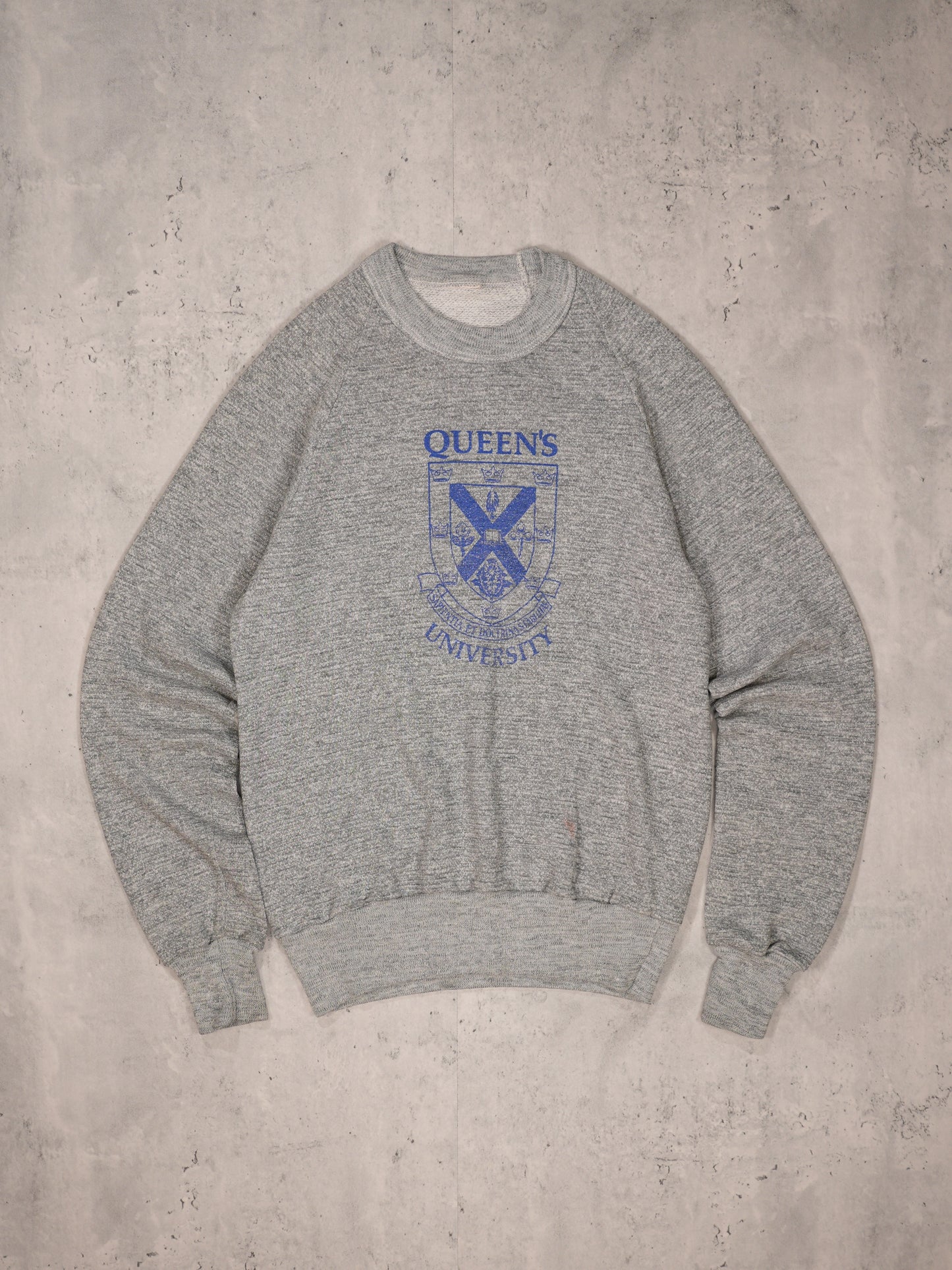 1960S - QUEENS UNIVERSITY RAGLAN SLEEVE CREWNECK SWEATSHIRT