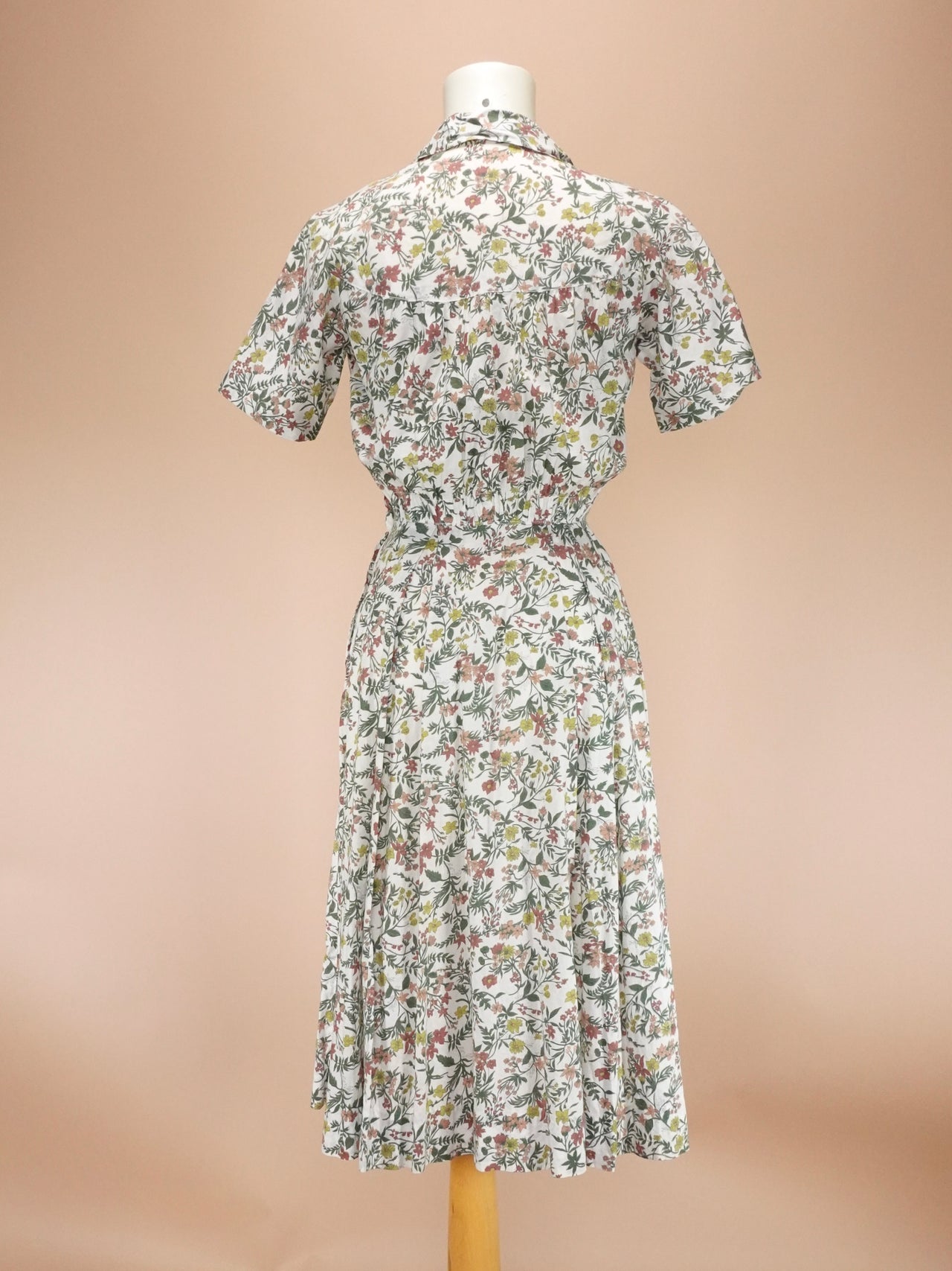 Vintage 1940s-50s | Autumn Floral Day Dress w/ Bakelite Buttons